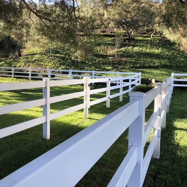 Recinzione per ranch in PVC bianco a 3 binari
